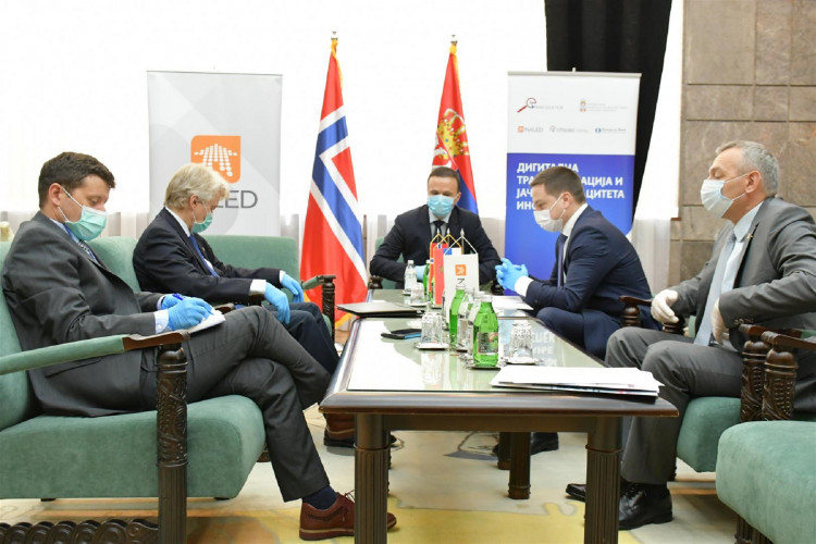 Norveška ambasada sa Ministarstvom državne uprave i NALED-om obezbedila zaštitnu opremu za 620 inspektora